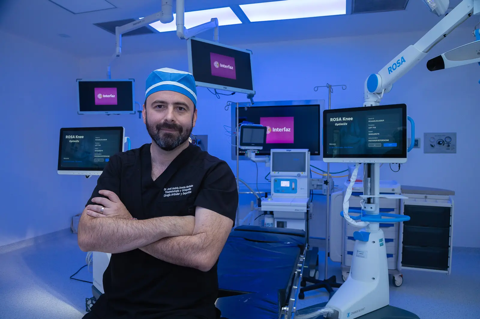 El Dr. Andrés Acosta en un quirófano equipado con el sistema robótico ROSA