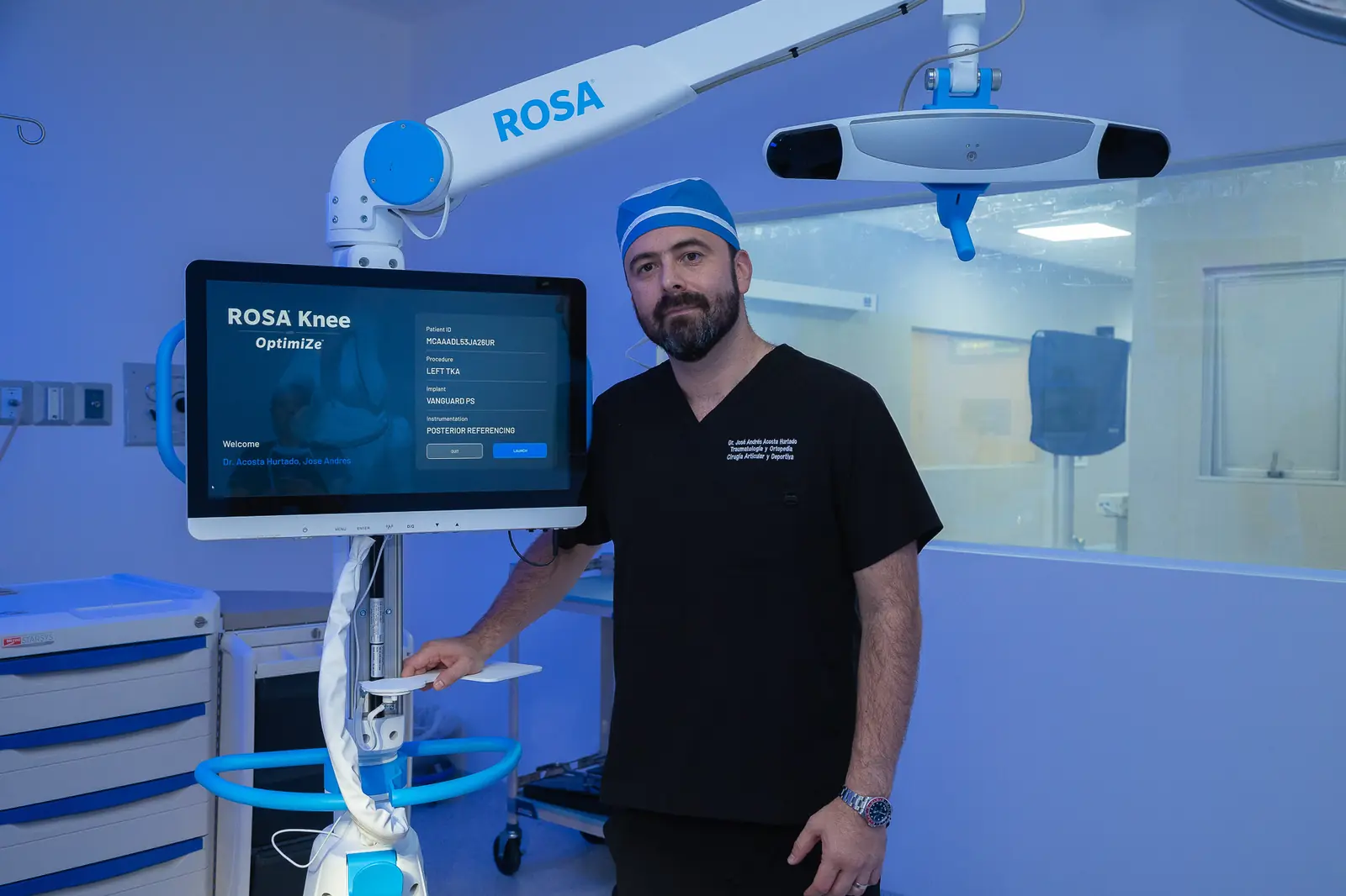 El Dr. Andrés Acosta junto a la pantalla de planeación de ROSA Knee