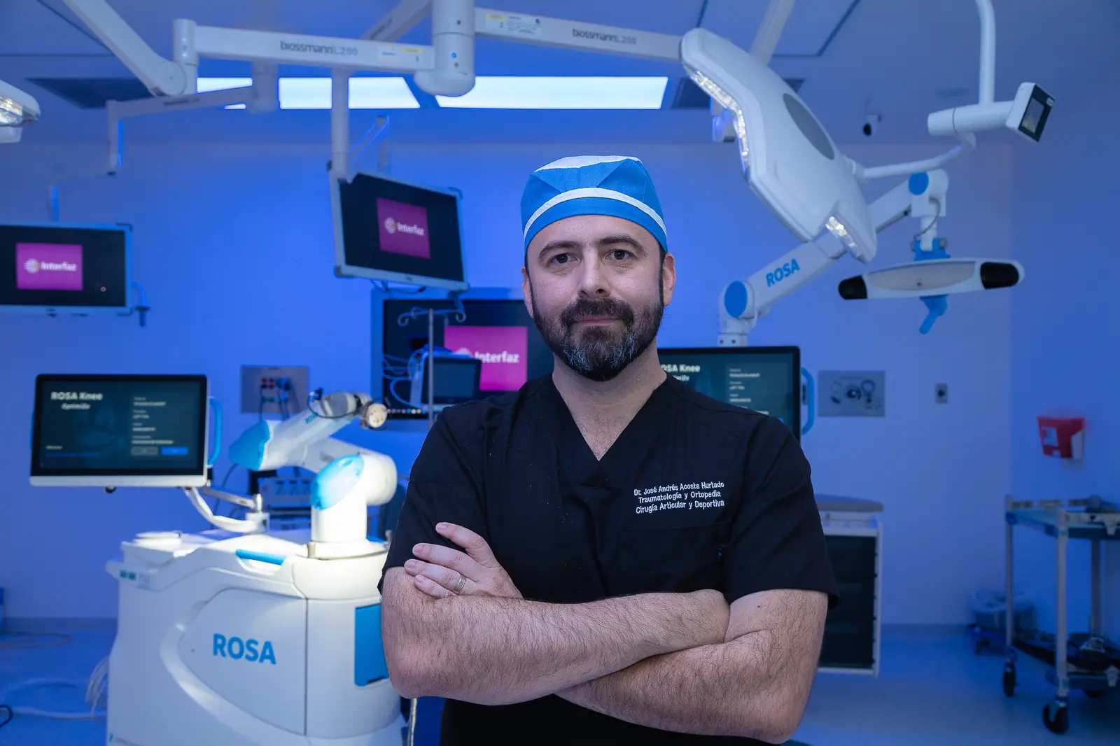 Dr. José Andrés Acosta Hurtado, cirujano de rodilla, con el robot ROSA
