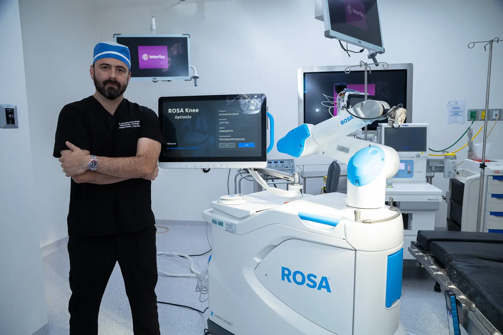 El Dr. Andrés Acosta junto al sistema robótico ROSA para rodilla en el quirófano