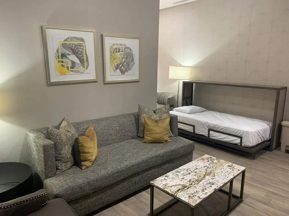 Sala con cama abatible para el acompañante