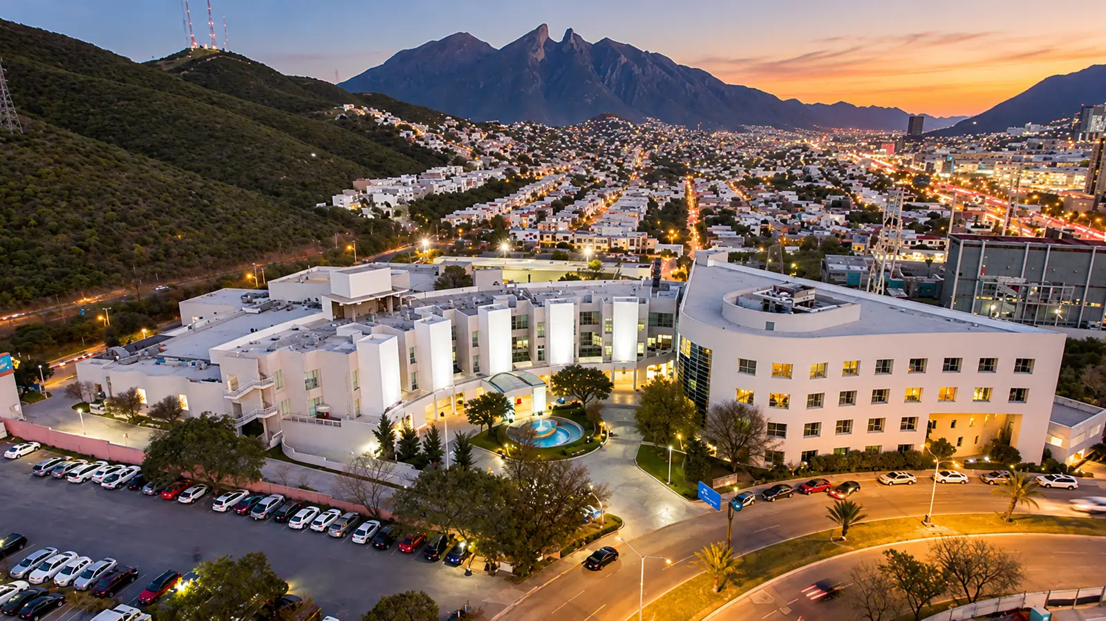 Vista aérea del Hospital Angeles Valle Oriente al atardecer con el Cerro de la Silla, Monterrey
