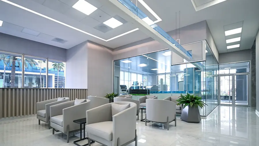Recepción y sala de espera del Hospital Angeles Valle Oriente