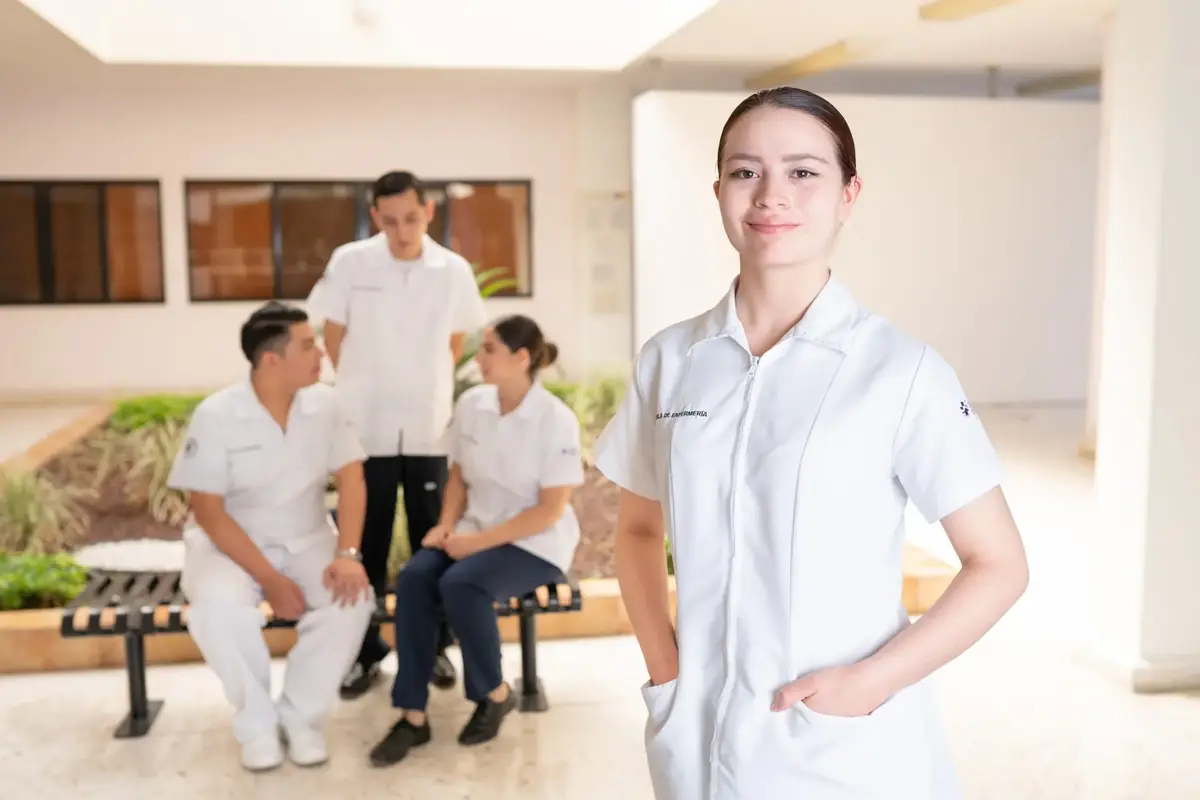 Equipo de enfermería durante la recuperación de un paciente