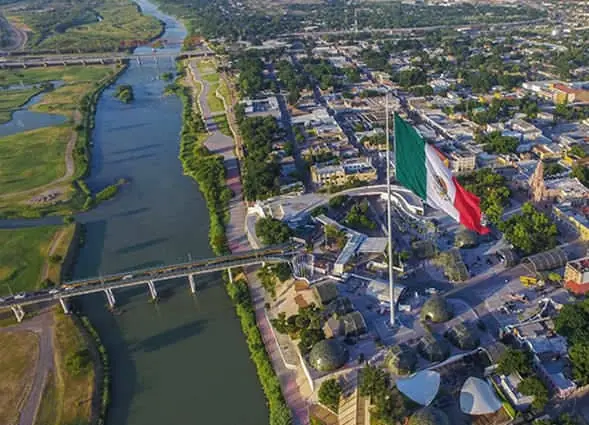Vista aérea de Piedras Negras y el puente a Eagle Pass, Texas