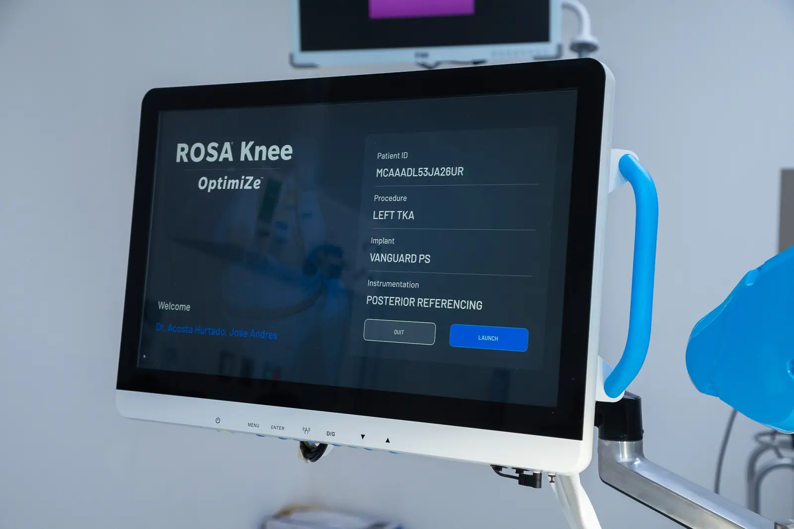Pantalla del sistema ROSA Knee lista para un reemplazo total de rodilla